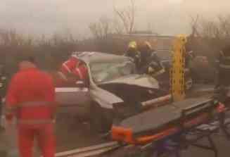 TEŠKA SAOBRAĆAJNA NESREĆA NA IBARSKOJ MAGISTRALI: Sudar sa vozilom Hitne, auto smrskan na putu, ima <span style='color:red;'><b>teško povređeni</b></span>h